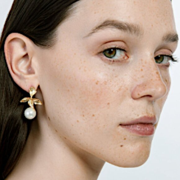 NEW ~ Anthropologie Shashi "Fiorina" Pearl Flower Earrings - Picture 2 of 13